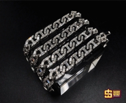 Lắc Gucci Baguette Mini